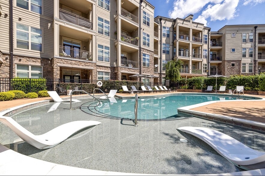 Resort Style Pool with sun shelf - Lofts at Weston Lakeside