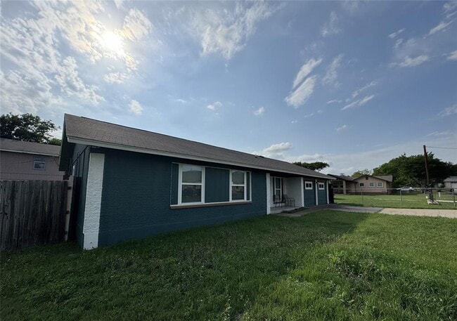 Building Photo - 3520 Roanoke Dr
