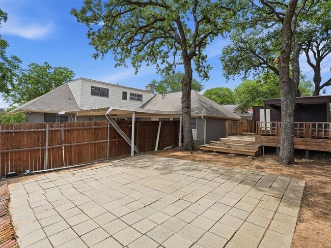 Building Photo - 2121 Canton Dr