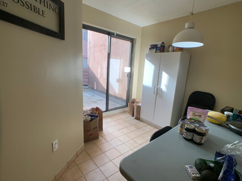 Building Photo - 147 Kelton St