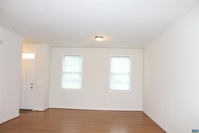 Building Photo - Two story townhouse w/ 3 bedrooms,2.5 baths