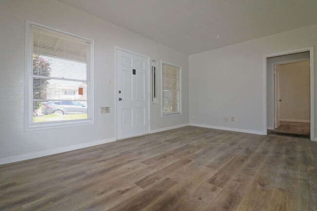 Building Photo - 2/1 house in Bay Park! Vinyl flooring, upd...