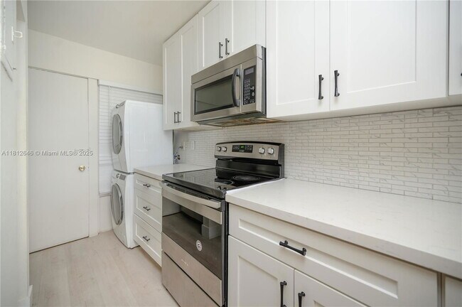 Building Photo - 9210 Fontainebleau Blvd