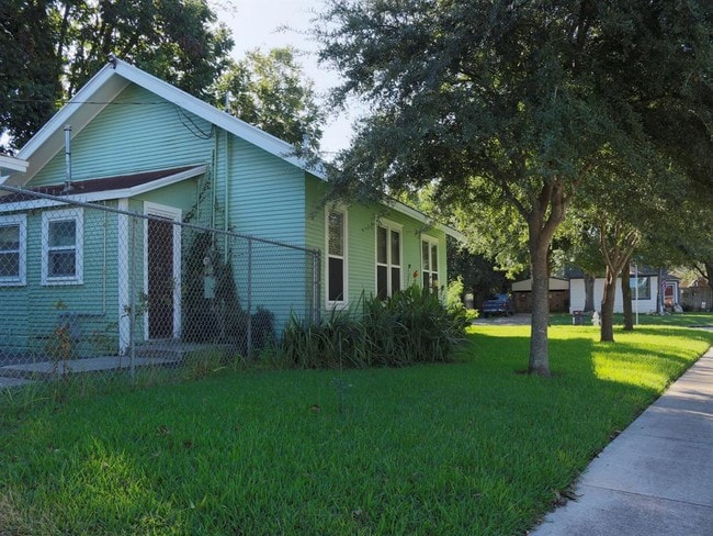 Building Photo - 103 6th St