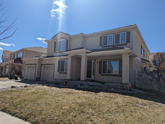 Building Photo - Massive and Expansive 5 Bedroom Green Vall...