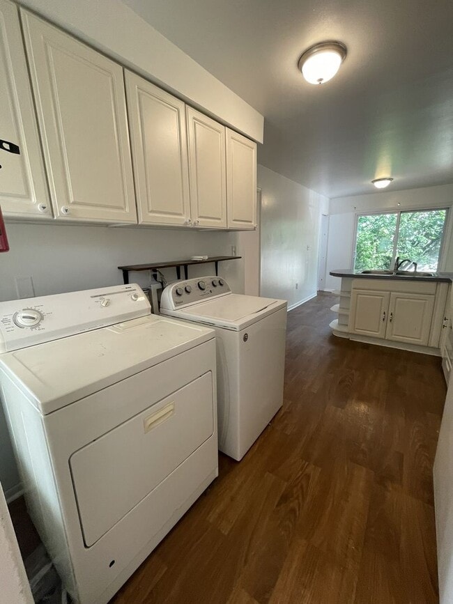 Building Photo - Three Bedroom Home in Sugarbrook Area!