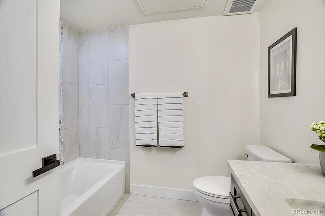 Building Photo - Luxury 2Bd/2Ba Corner Condo in Louisville