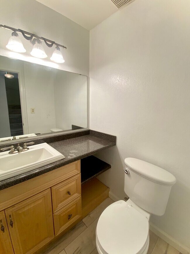 Building Photo - Charming 2-Bedroom Townhouse in Fremont - ...