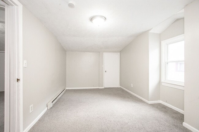 Building Photo - 5 BED 2 BATH BEAUTIFUL SINGLE FAMILY HOME ...