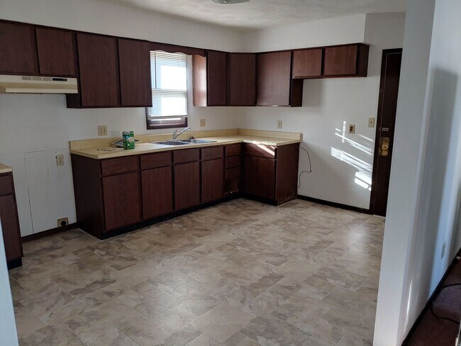 Primary Photo - 704 E Cedar Ln