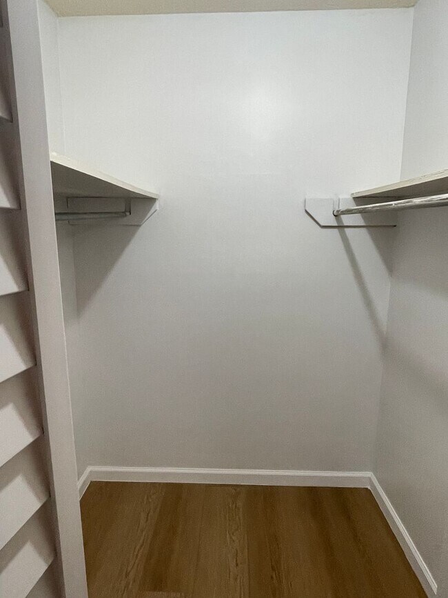 Building Photo - 2 Bed / 2 Bath with office space Home for Rent – Renovated Kitchen & Fenced Backyard