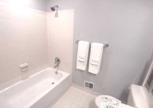 Building Photo - Gorgeous and fully updated 3BR 3.5BA 3 lev...