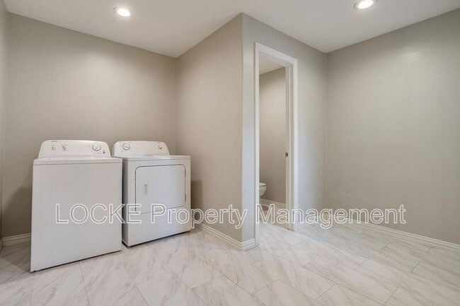 Building Photo - 902 Churchill Rd