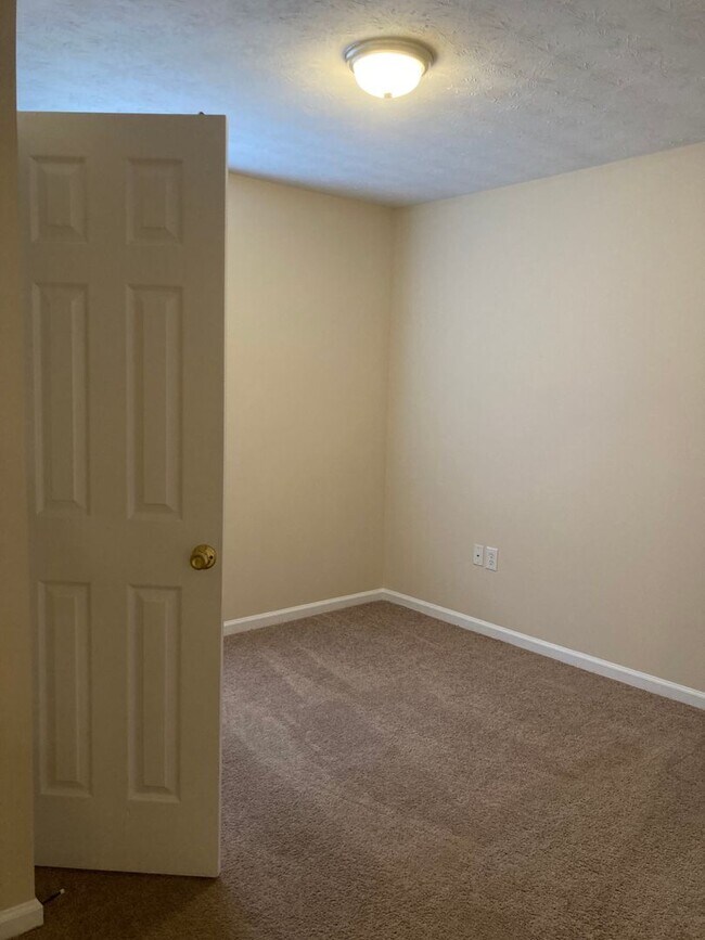 Building Photo - **LESS than 10 minute Drive from Fort Knox**