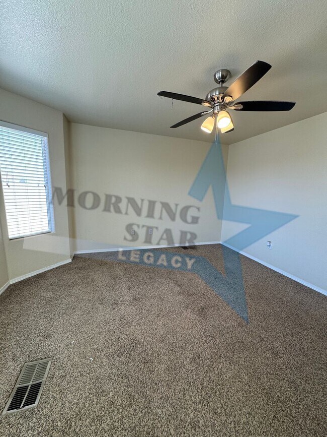 Building Photo - LARGE 4 bed home!