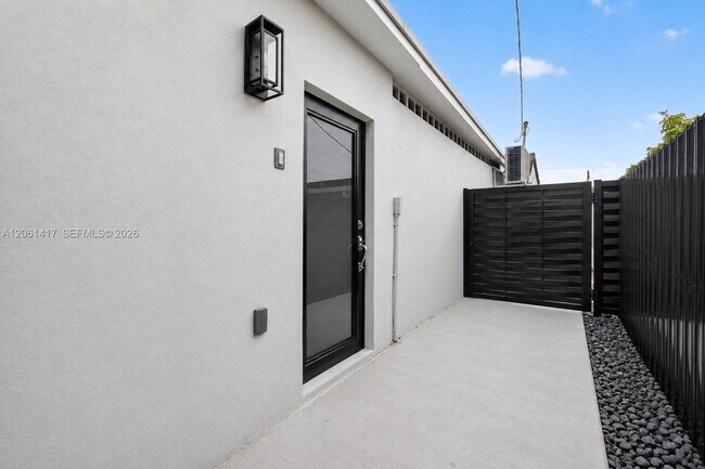 Building Photo - 1011 NW 30th Ct