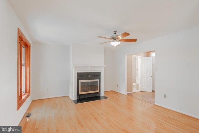 Building Photo - 1809 N Uhle St