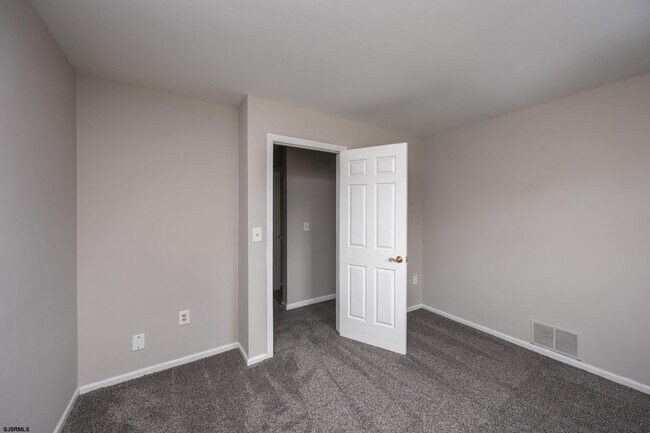 Building Photo - 320 Bergen Ave
