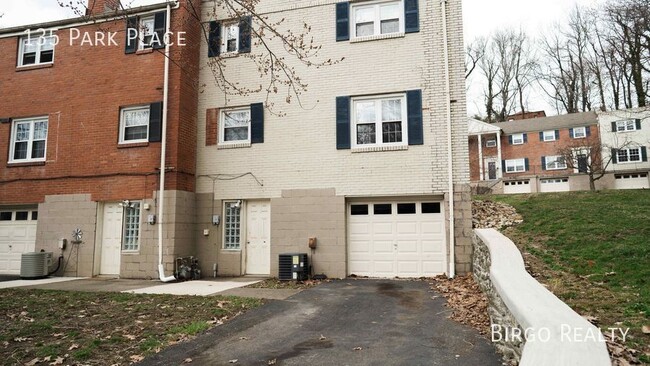 Building Photo - Spacious townhome avaialble today! No Depo...