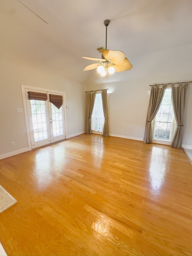 Building Photo - 1648 Lakeside Enclave Dr