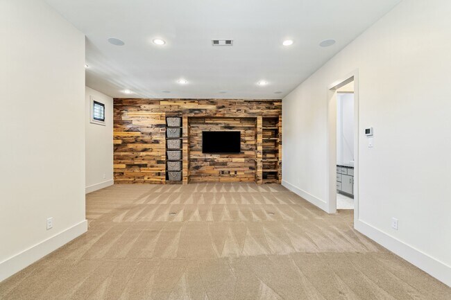Building Photo - 3610 Oak Forest Dr