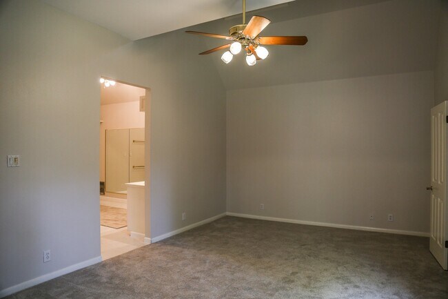 Building Photo - LINCOLN HEIGHTS 3-BEDROOM