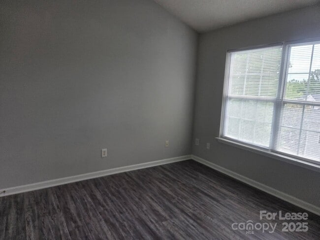 Building Photo - 105 Lynch Cir