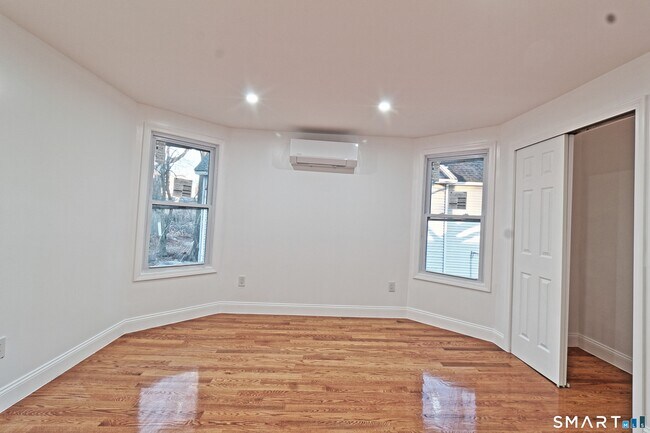 Building Photo - 40 Elizabeth St