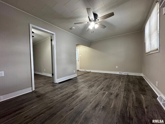 Building Photo - 825 Ruth Ave