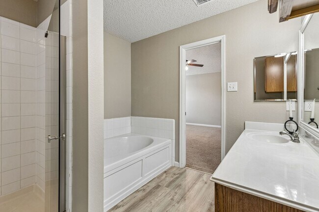 Building Photo - Stylish, Move-In Ready Living in Justin