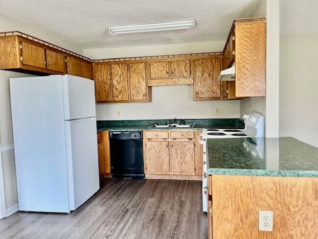 Building Photo - Rockcreek Dr #26 &amp; 28