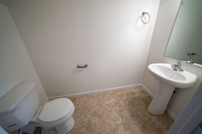 Building Photo - 3 Bedroom 2 1/2 Bath Townhome with Garage