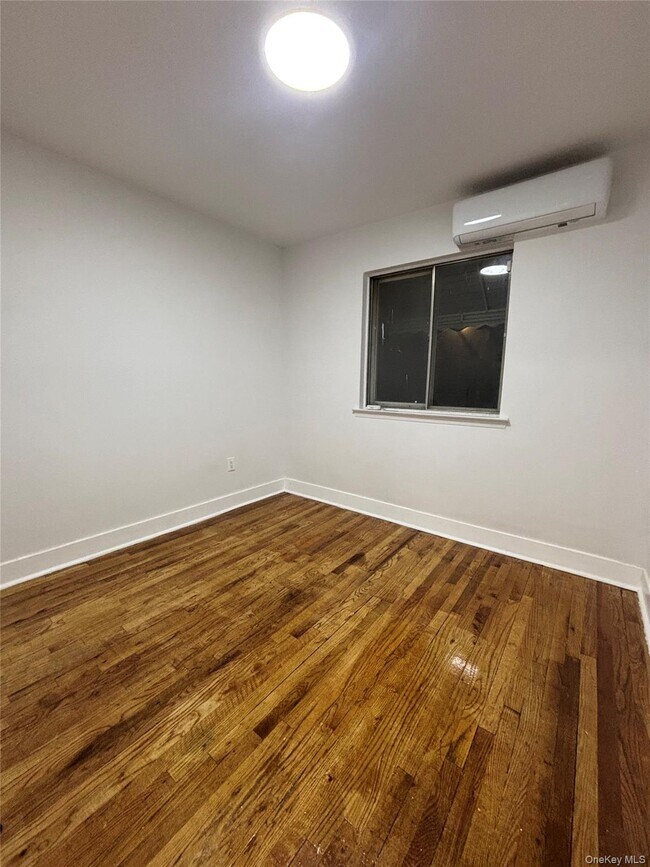 Building Photo - 730 E 217th St