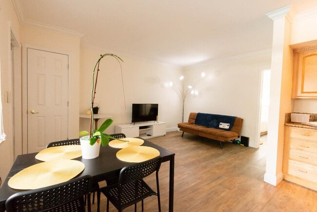 Building Photo - 924 SE 2nd St