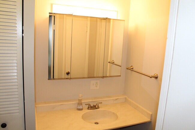 Building Photo - 200 Highland Ave