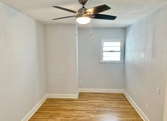 Building Photo - AMAZING 2 Bedroom / 1 Bath Home!