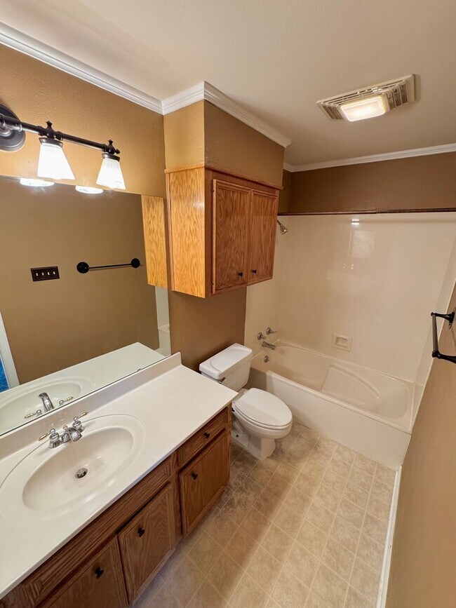 Building Photo - Great 3 bedroom, close to everything