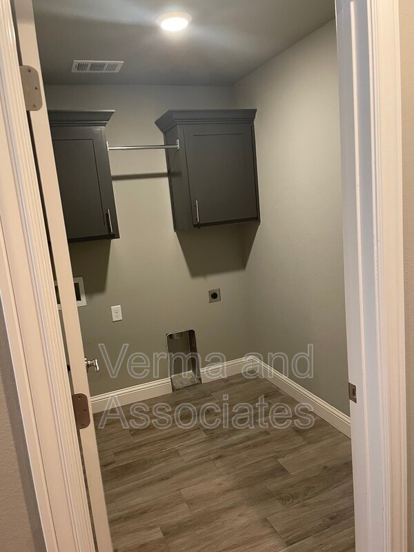 Building Photo - 1800 Sunrise Cir