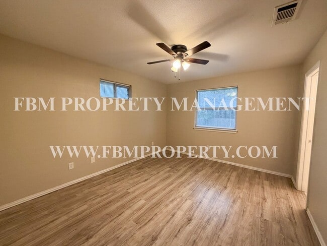 Building Photo - 3008 View Ln