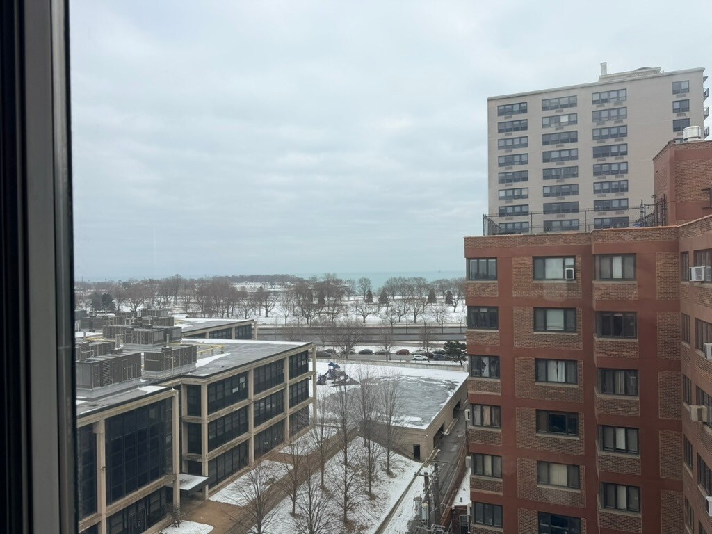 Building Photo - 708 W Bittersweet Pl