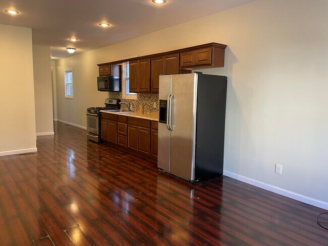 Building Photo - 384 E 9th Ave