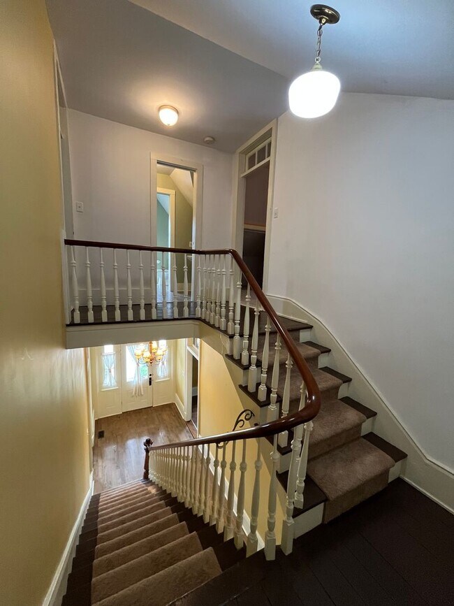 Building Photo - Premium location!  Downtown 3BR 2.5BA with 2 car garage