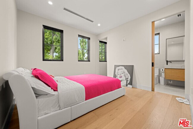 Building Photo - 4740 Sunnyslope Ave