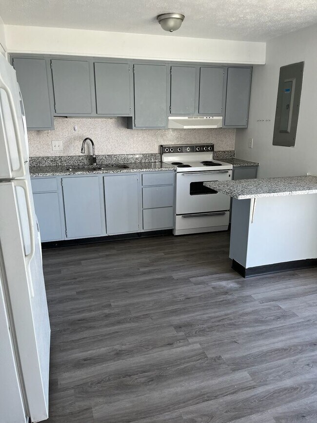 Building Photo - Monroe Manor