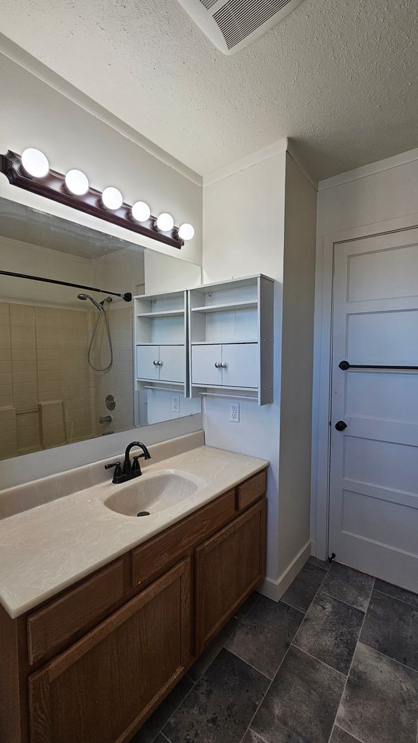 Building Photo - Pet Friendly, Fully Fenced Richland Duplex!