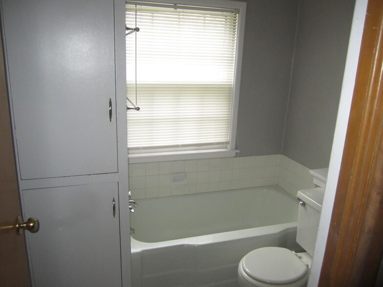 2nd floor Bath - 2403 Knapp St