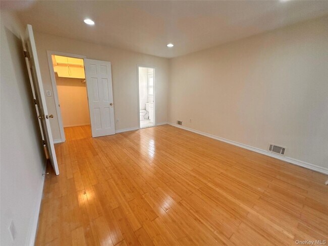 Building Photo - 15-83 208th Place Unit