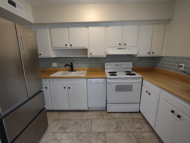 Building Photo - Cozy Condo located in McAlway Manor in Cot...