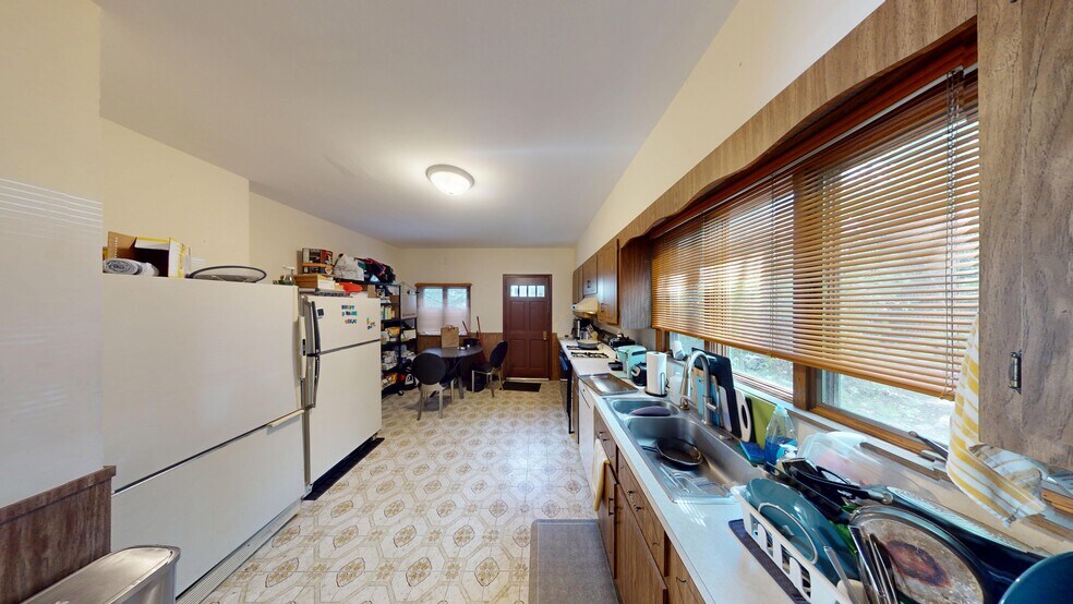 Primary Photo - 1 Woodstock Ave