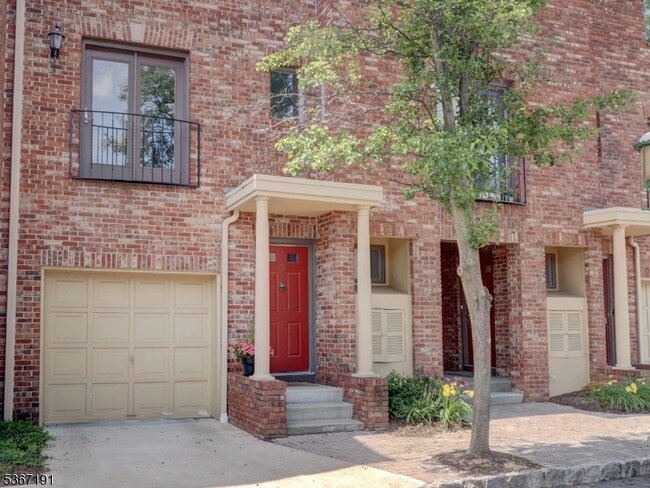 Primary Photo - 65 Mews Ln